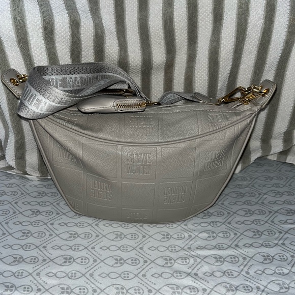 Gorgeous crescent shape crossbody handbag! - Picture 2 of 5